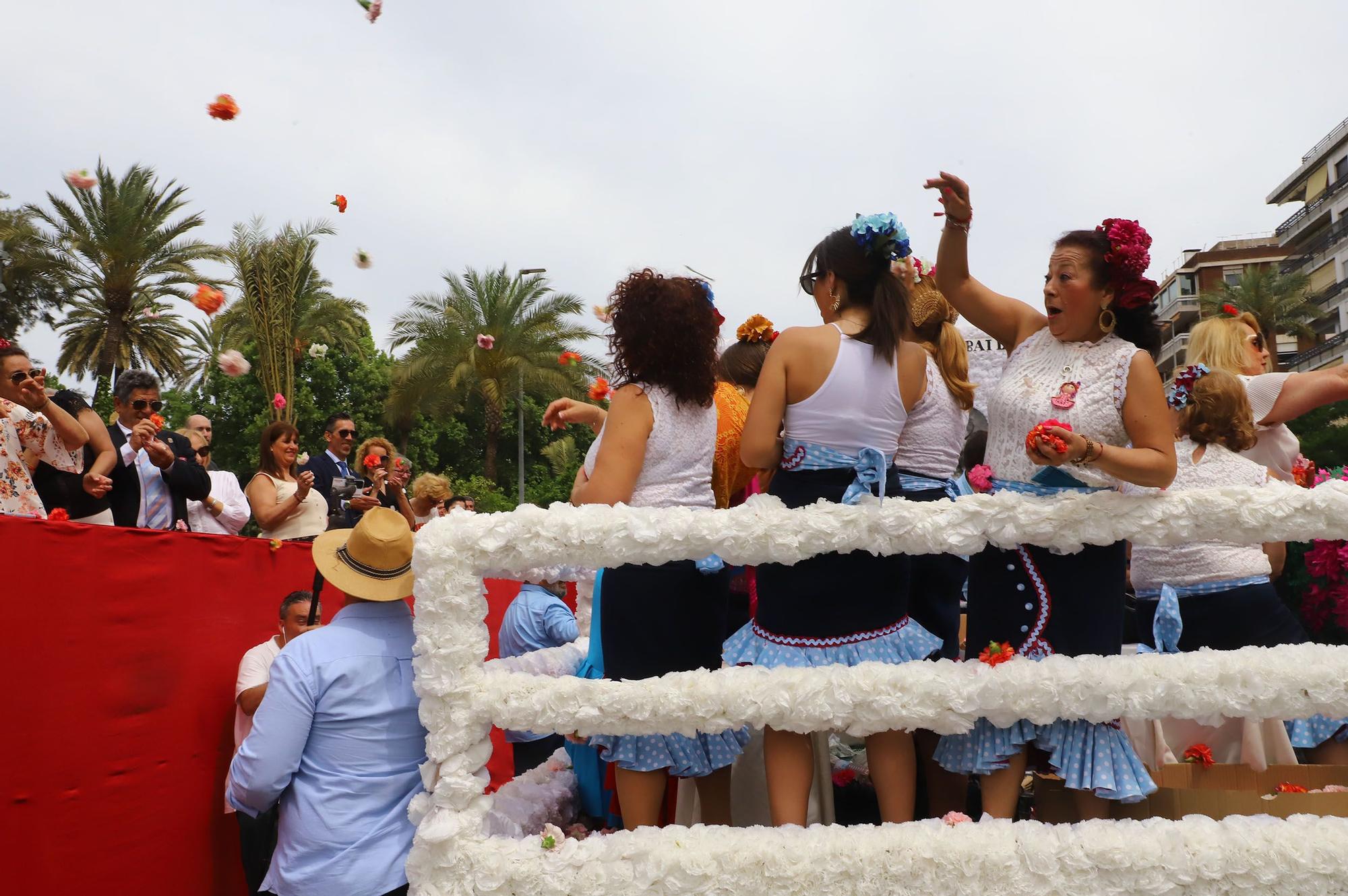 La Batalla de las Flores abre el Mayo festivo en Córdoba con 90.000 claveles