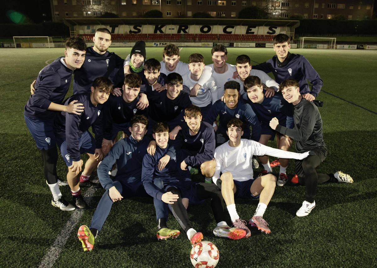 La plantilla juvenil del TSK Roces en el último entrenamiento antes del duelo copero.