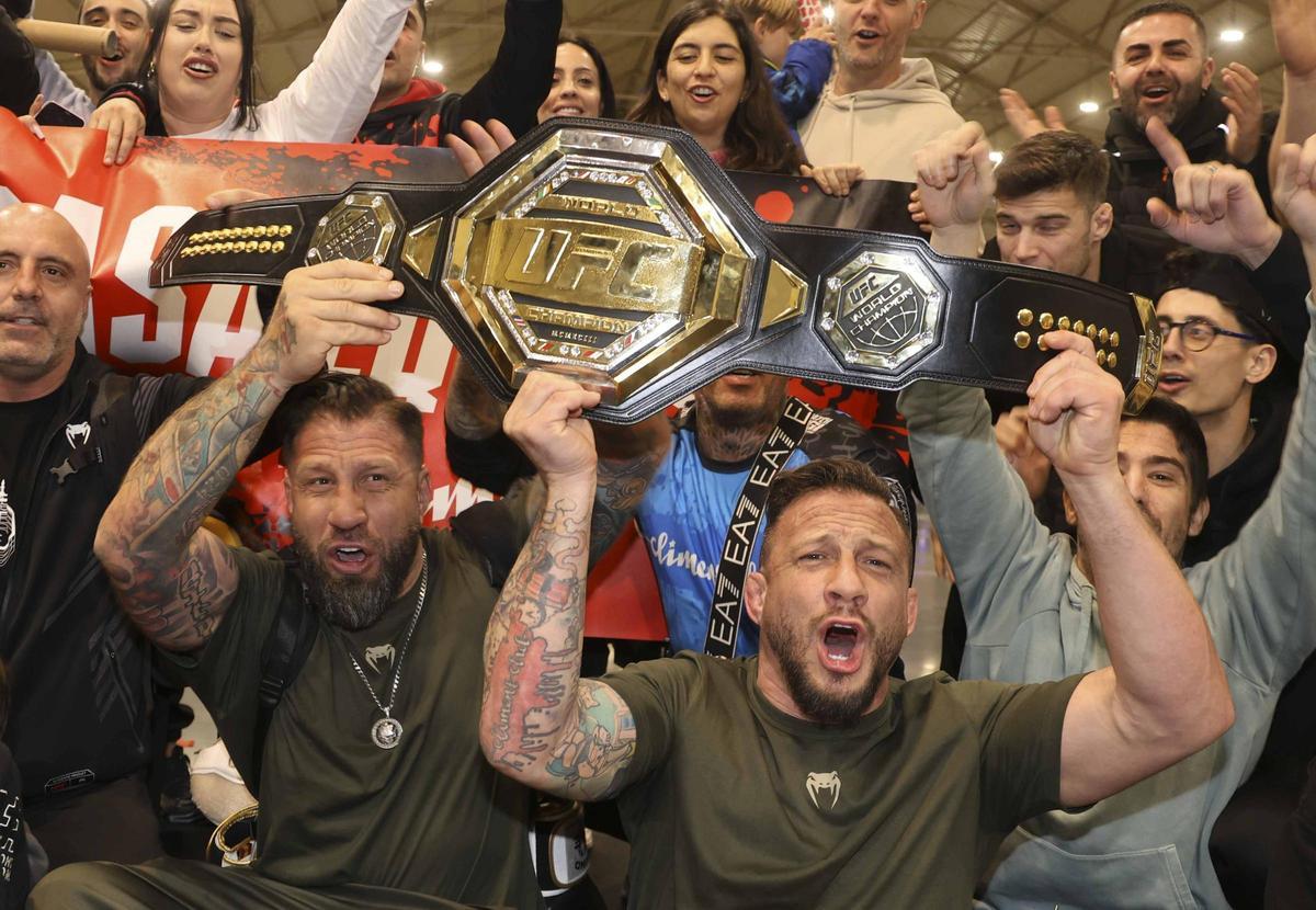 Recibimiento en la estación de tren de Alicante al equipo de Ilia Topuria, campeón de la UFC.