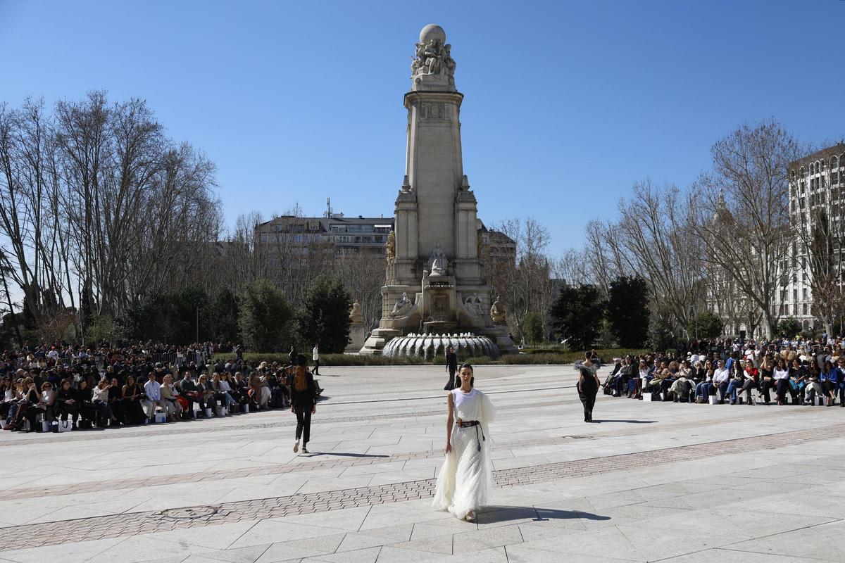 40 modelos han desfilado con las propuestas de 25 diseñadores.