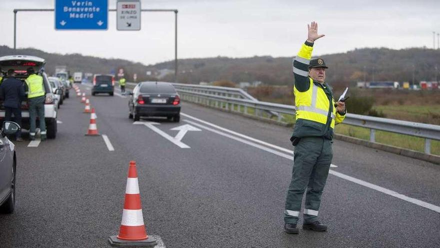 Un guardia civil de Tráfico, en un control en la autovía. // Brais Lorenzo