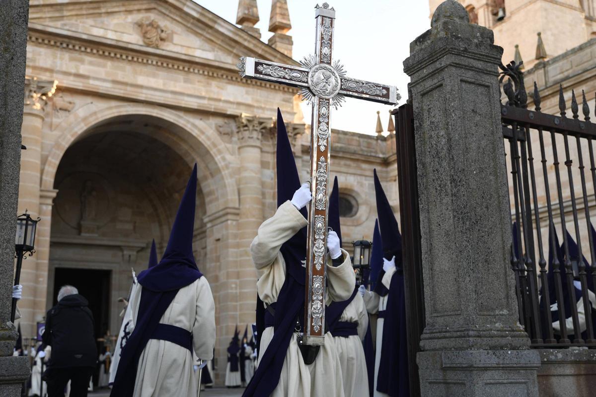Salida de elementos que procesionan en Vía Crucis un Martes Santo.