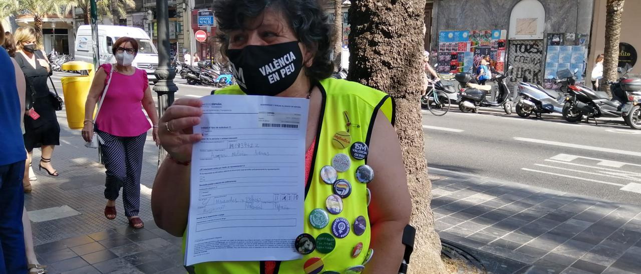 Amparo Molina frente a la sede del Banco de España en València, donde también presentó una reclamación.