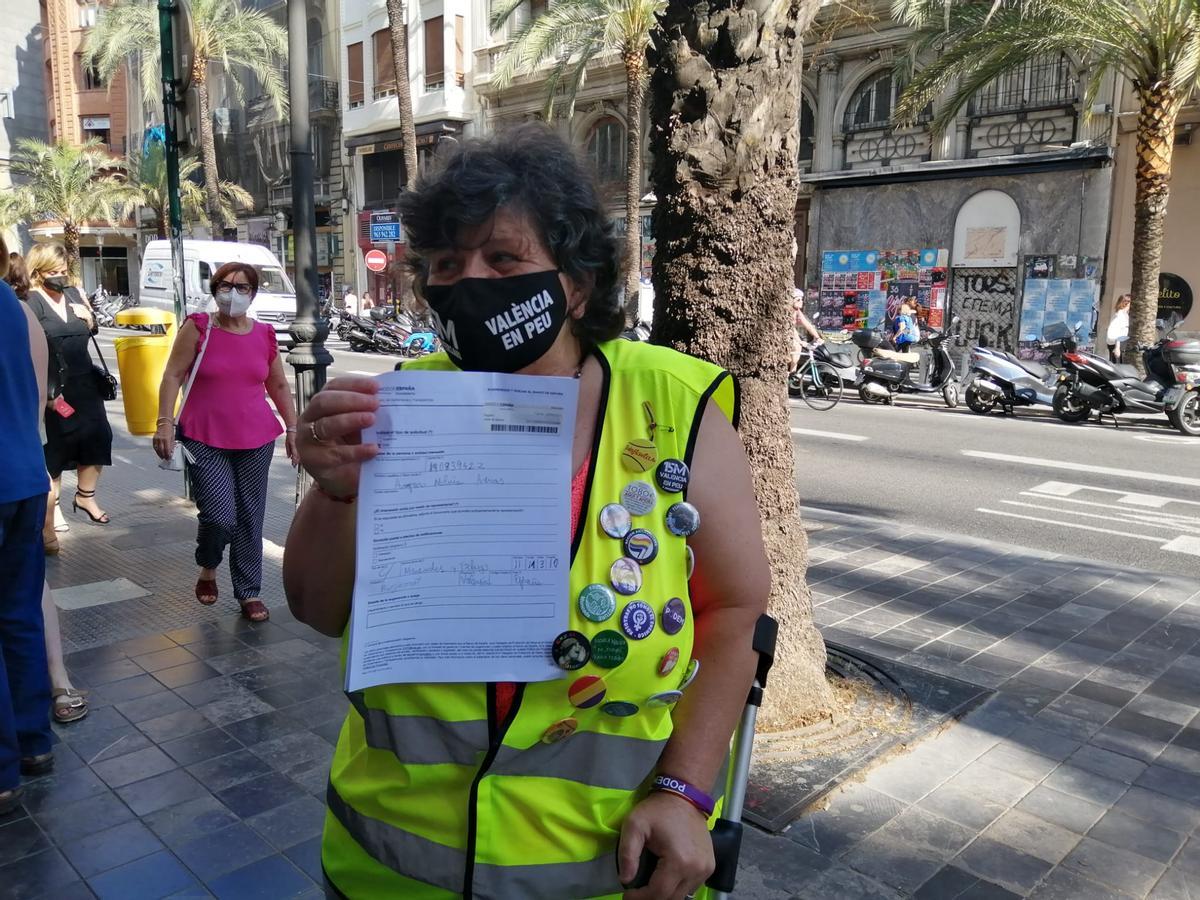 Amparo Molina frente a la sede del Banco de España en València, donde también presentó una reclamación.