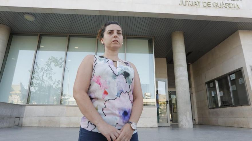 La madre Silvia Ortiz, ayer a las puertas del juzgado de guardia donde presentó una denuncia.
