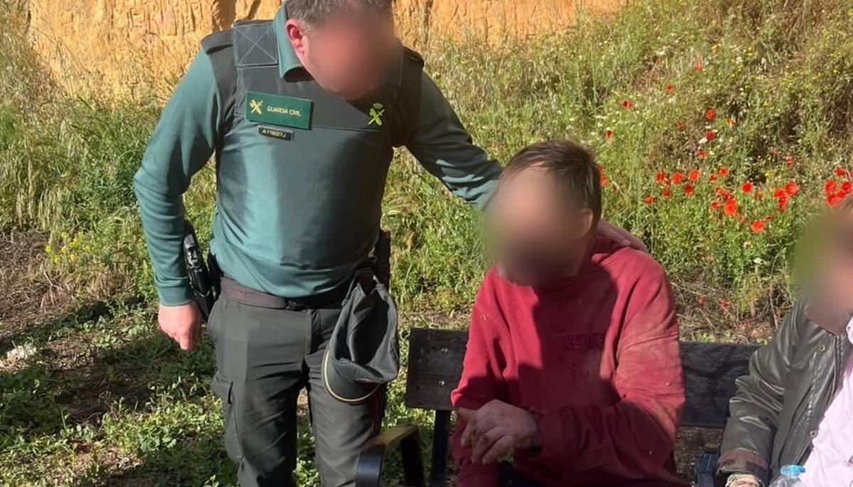 Un efectivo de la Guardia Civil conversa con el desaparecido tras su localización