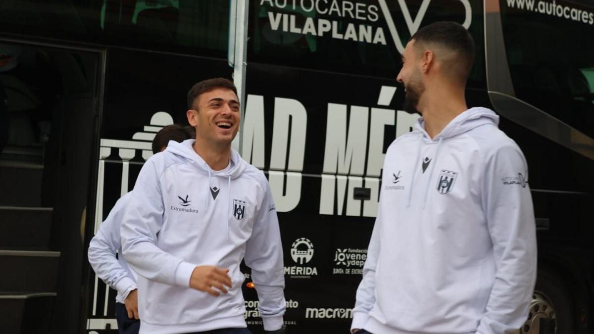Jugadores del Mérida bajan del autobús en Salamanca, durante una parada del viaje de este viernes.
