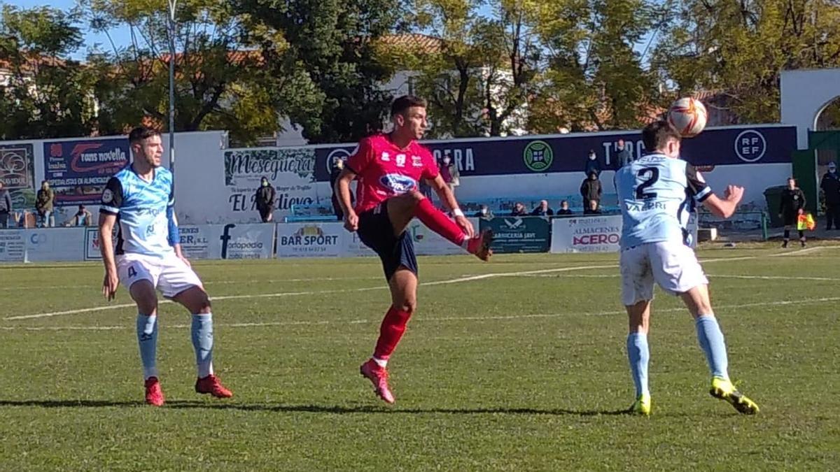 Una acción del partido entre el Trujillo y el Diocesano, donde se impusieron 2-0 los trujillanos.