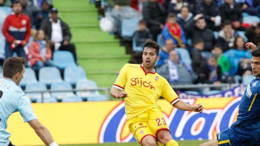 Jony intenta batir, sin éxito, a Guatia, portero del Getafe.