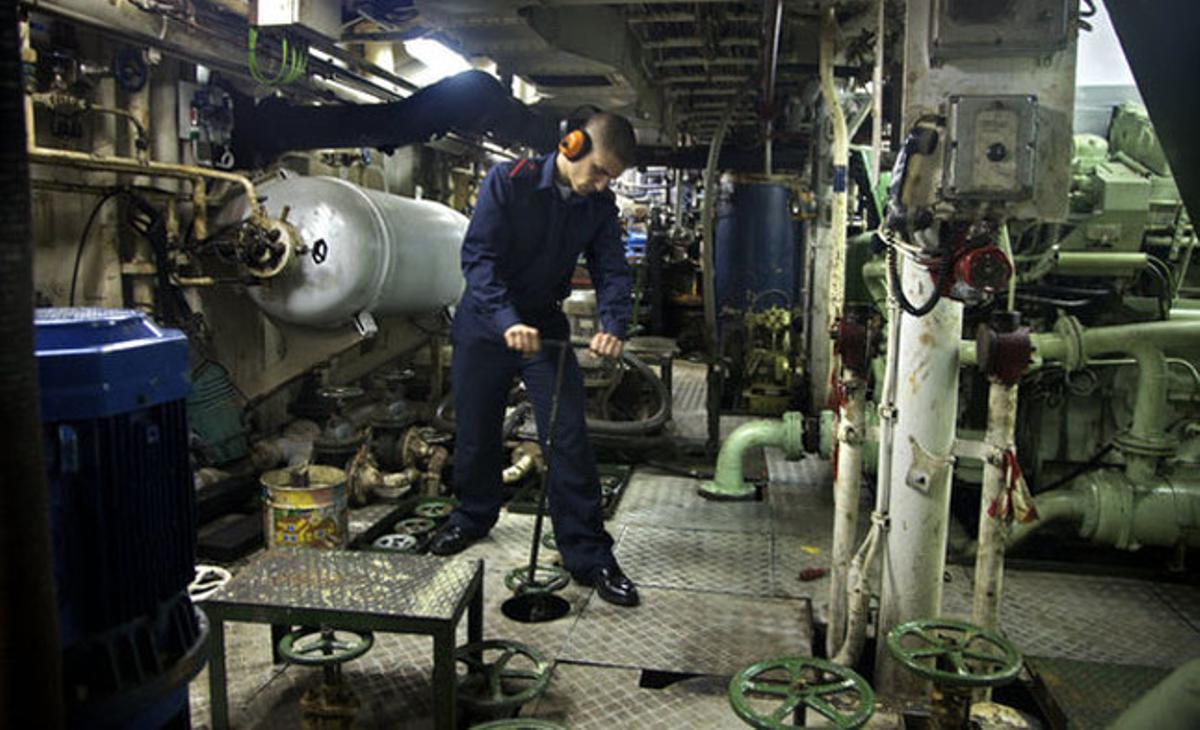 Uno de las miembros de la dotación del buque de investigación trabaja en la sala de maquinas. El ’Hespérides’ cuenta con seis cubiertas y una pequeña plataforma para helicópteros. 