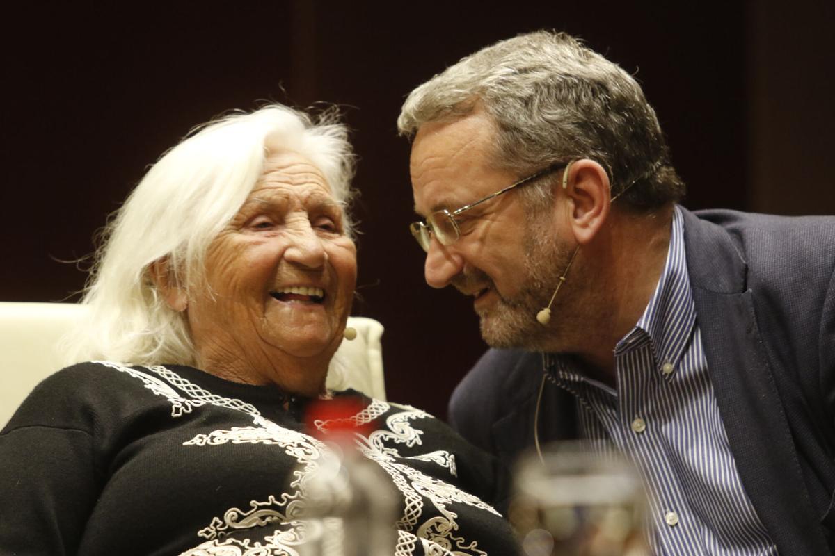Presentación de las jornadas Chaves Nogales en Córdoba’, en sala mudéjar del Rectorado. FOTO A las 12.30 horas.- Interviene Andrés Trapiello. FOTO A las 19.30 horas.- Mismo lugar. Interviene Pérez Reverte. Después coloquio con Pilar Chaves, Pérez Reverte y Jesús Vigorra. FOTO A las 20.45 horas.- Lectura de Juan Echanove clausura