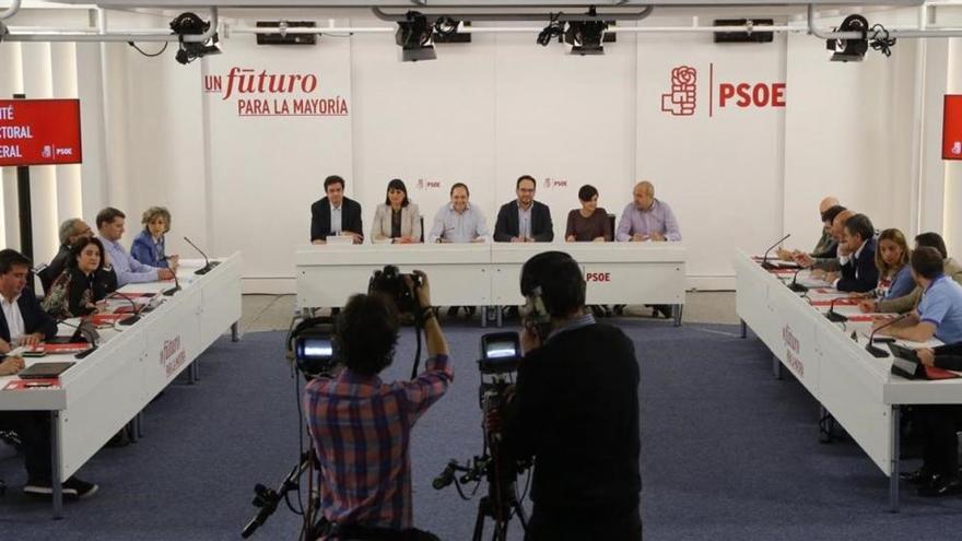 El PSOE propone ahora &quot;reconocer&quot; a las autonomías &quot;como se sienten o quieren ser&quot; pero sin &quot;privilegios&quot;