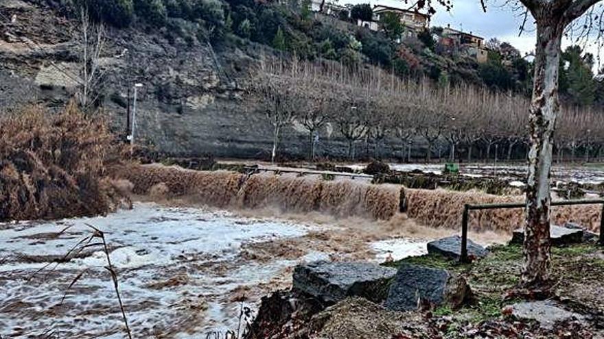 L&#039;aigua del riu Calders passant per damunt del pas sobre la resclosa del llac de Navarcles durant el temporal