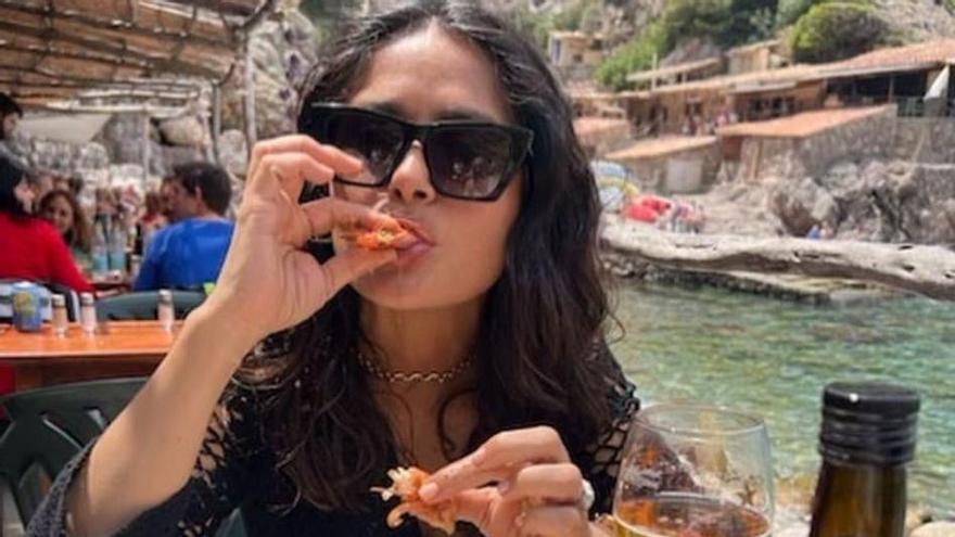 Salma Hayek se come la cabeza de los camarones en Mallorca