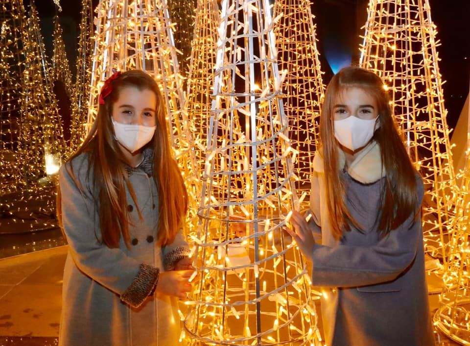 Nerea López y la corte infantil encienden la Navidad de l'Oceanogràfic