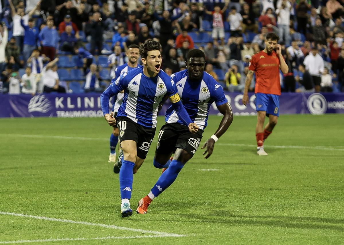 Nico Espinosa celebra el tercero de los tantos anotados en el último encuentro, frente al Atlético Saguntino