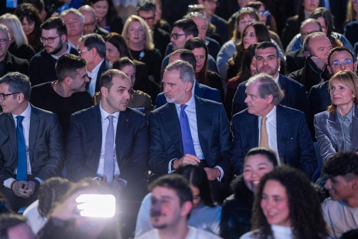 El Rey Felipe VI junto al conseller de Presidència y president en funciones, Albert Dalmau, durante la entrega del Premio Princesa de Girona Social 2026