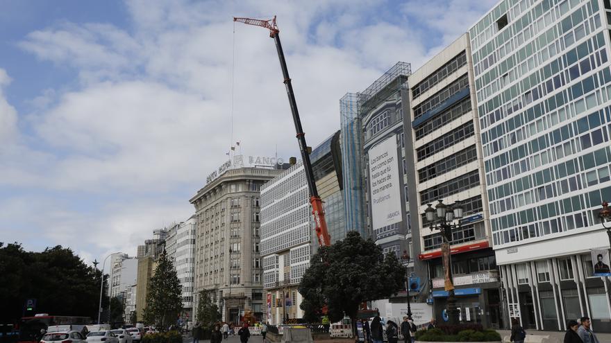 Montaje de una enorme grúa para las obras de rehabilitación del antiguo cine Avenida