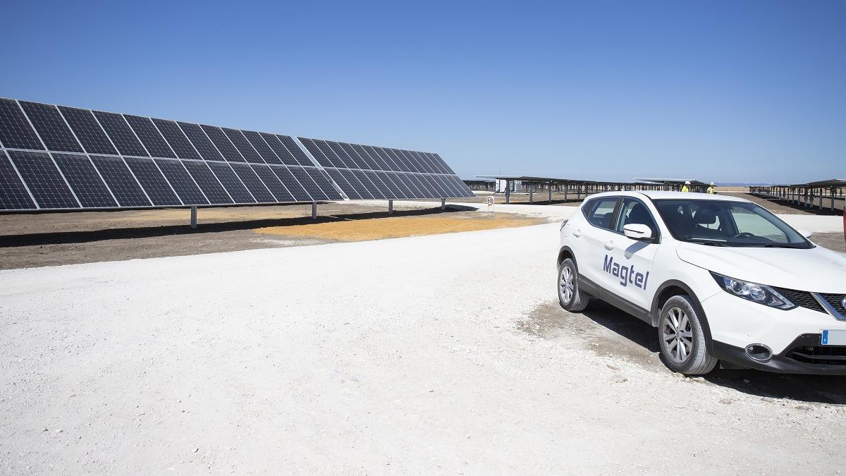 Operarios de Magtel en una planta fotovoltaica.
