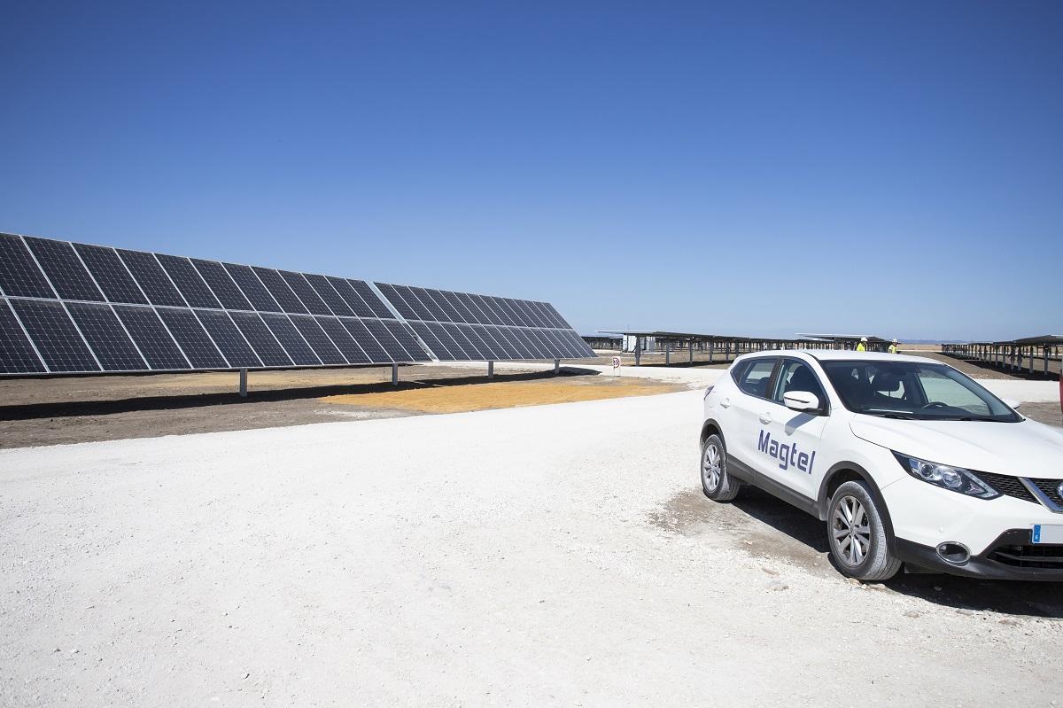 Operarios de Magtel en una planta fotovoltaica.