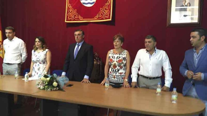 El alcalde, en el centro, junto a familiares de Hermenegildo Píriz Nieto.