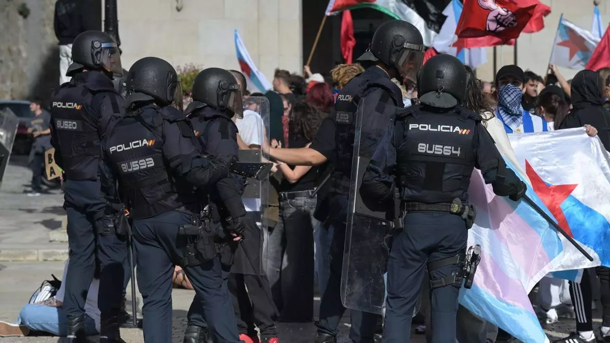 Lanzamiento de piedras, más de una docena de heridos y cargas policiales en la movilización "antifascista" en María Pita ante la visita de Santiago Abascal a A Coruña