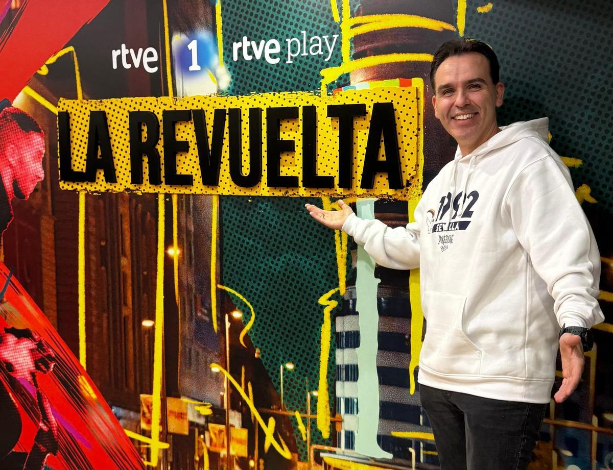 Cris Arcades junto al cartel de "La Revuelta", programa para el que hizo una máquina junto a Álex de la Iglesia