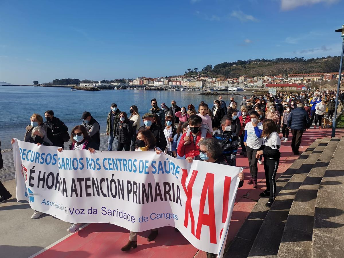 Los manifestantes de Cangas en el recorrido por el paseo de Rodeira