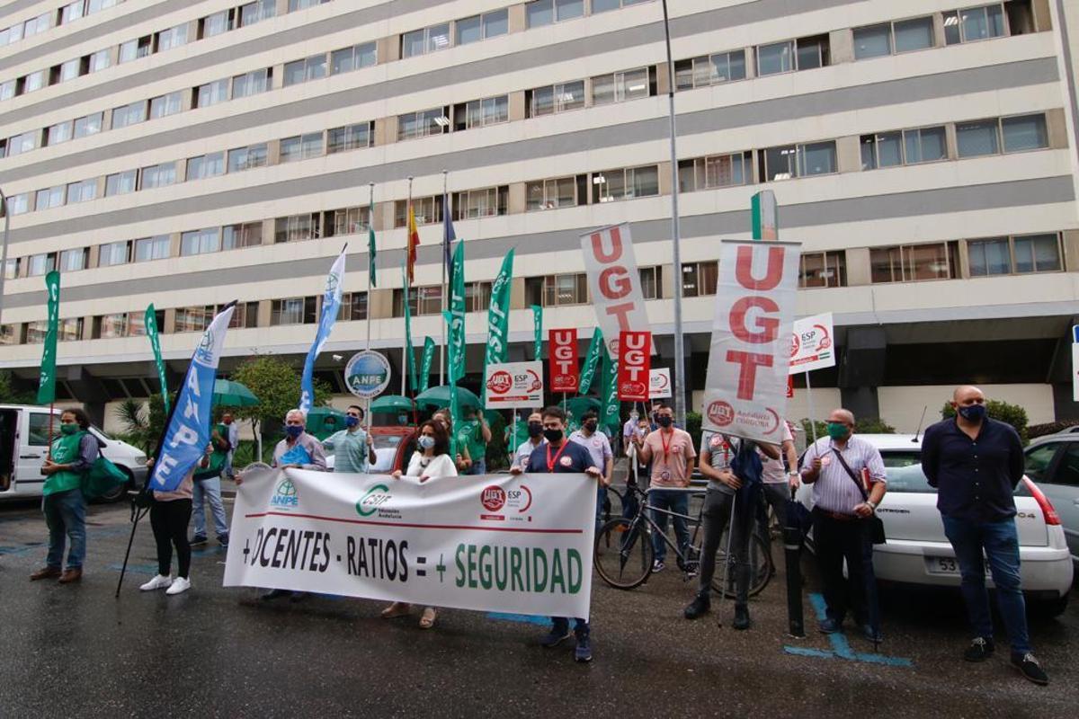 CSIF, ANPE y UGT exigen la contratación de más docentes para garantizar la distancia de seguridad