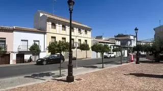 La plaza de la Barrera y su entorno en Lucena recuperan las farolas clásicas