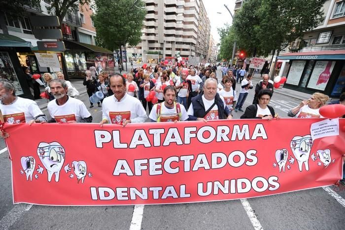 Manifestación de afectados por el cierre de iDenta