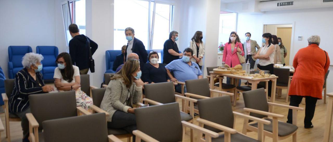 Las autoridades y representantes de Afamo, ayer, en la inauguración del centro de día. |  G.N.