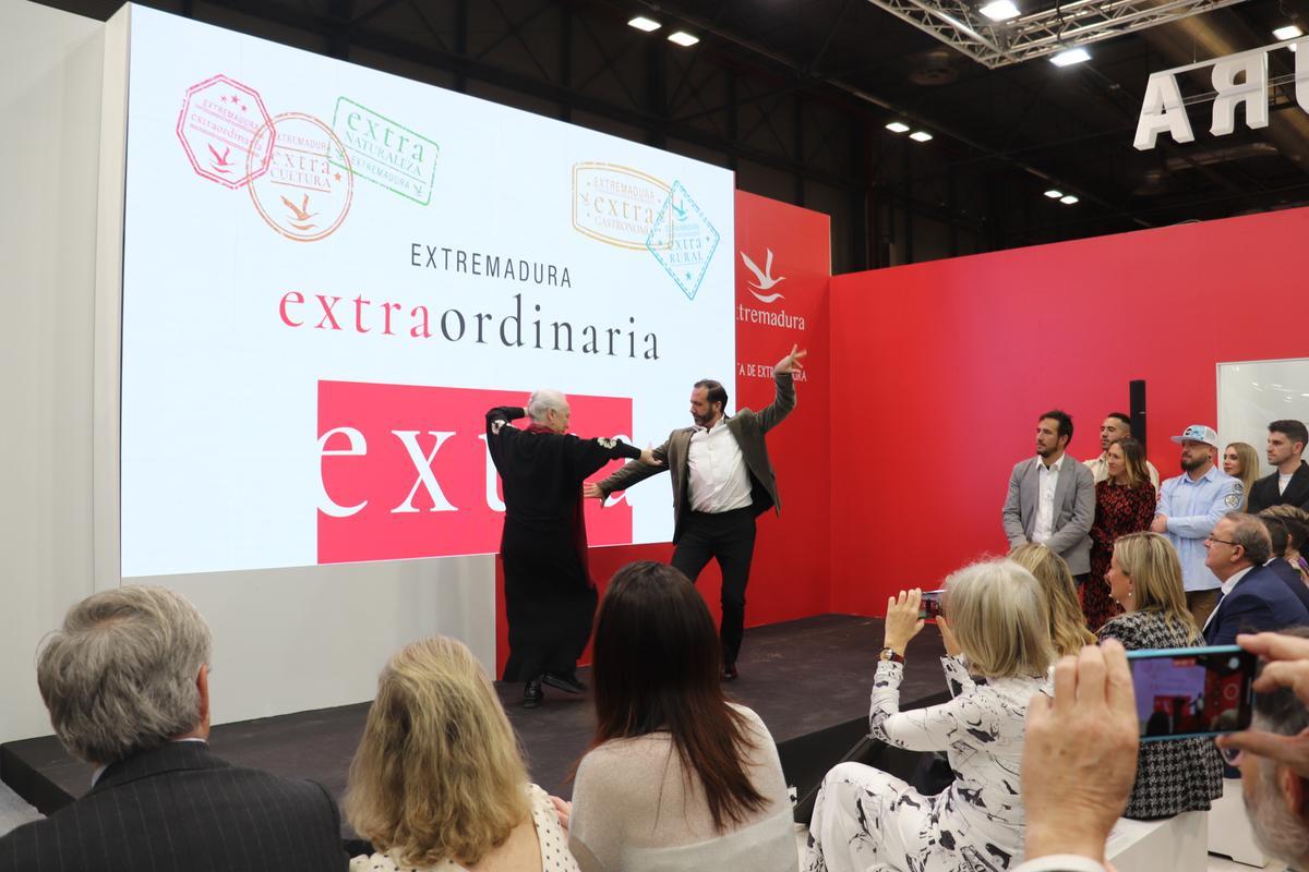 Jesús Ortega y Cristina Hoyos bailan en el estand de Extremadura.