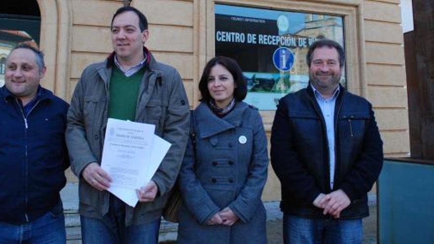 Javier García Bedriñana, Alejandro Vega, Adriana Lastra y Rogelio Pando, ayer en  Villaviciosa. | mariola menéndez