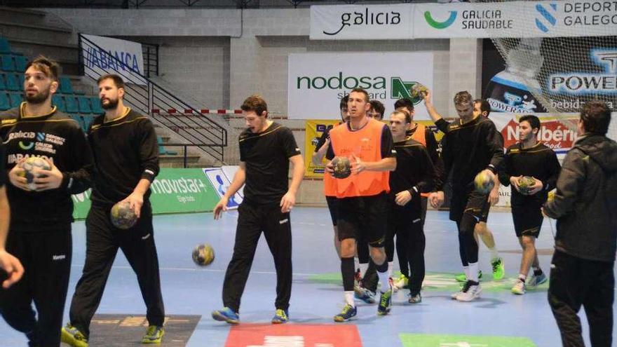 Jugadores del Frigoríficos del Morrazo durante un ejercicio de lanzamiento. // Gonzalo Núñez