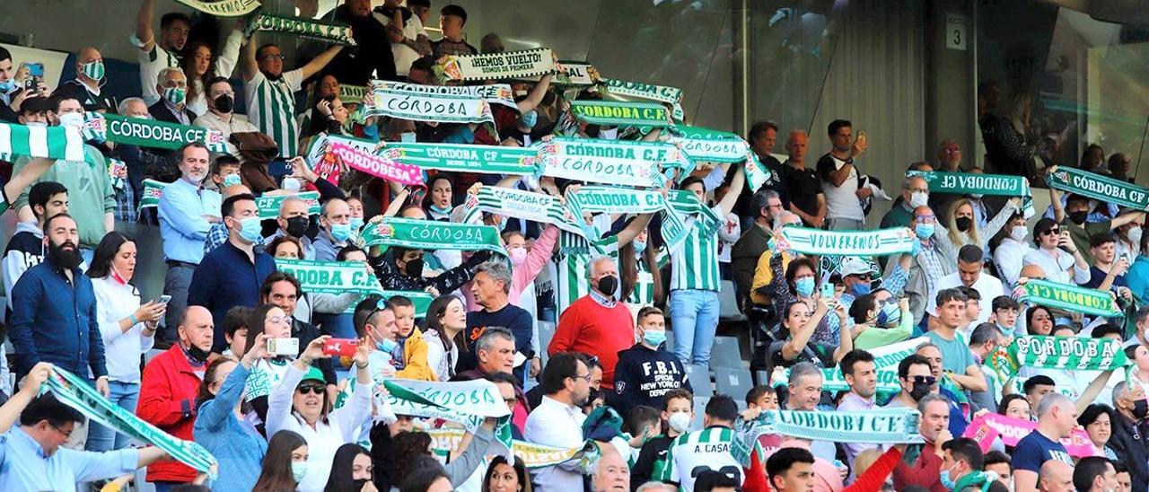 La afición blanquiverde cantando el himno durante un encuentro de la pasada temporada.