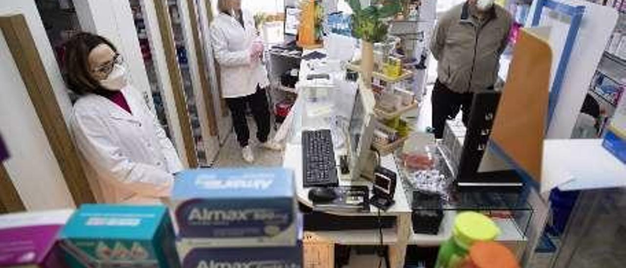 Ana Rosa Novoa, Lucía Rodríguez y Manuel Ángel Pérez, en la farmacia del barrio.