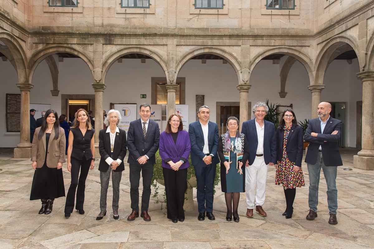 Autoridades y premiados, en el Pazo de San Roque.