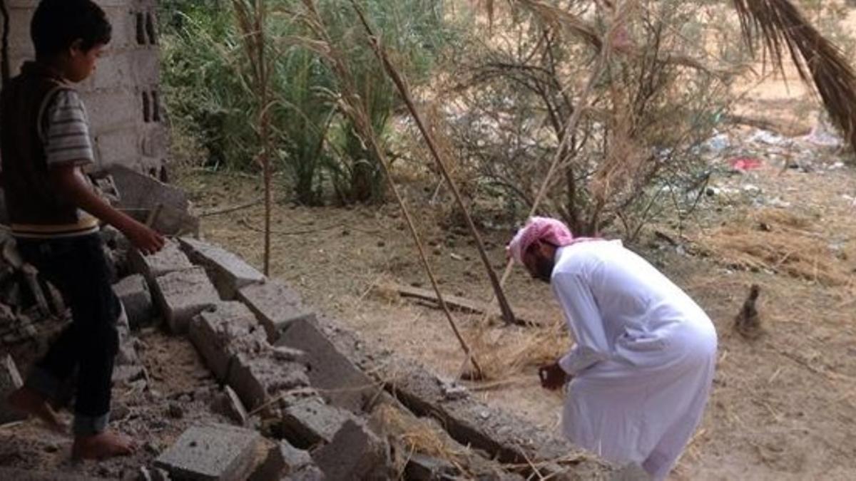 Residentes de Al Muqata inspeccionan un edificio destrozado tras el ataque del Ejército en el norte del Sinaí, esta madrugada.