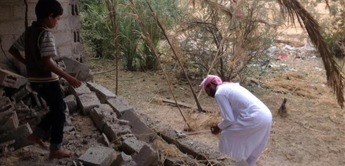 Residents d’Al-Muqata inspeccionen un edifici destrossat després de l’atac de l’Exèrcit al nord del Sinaí, aquesta matinada.