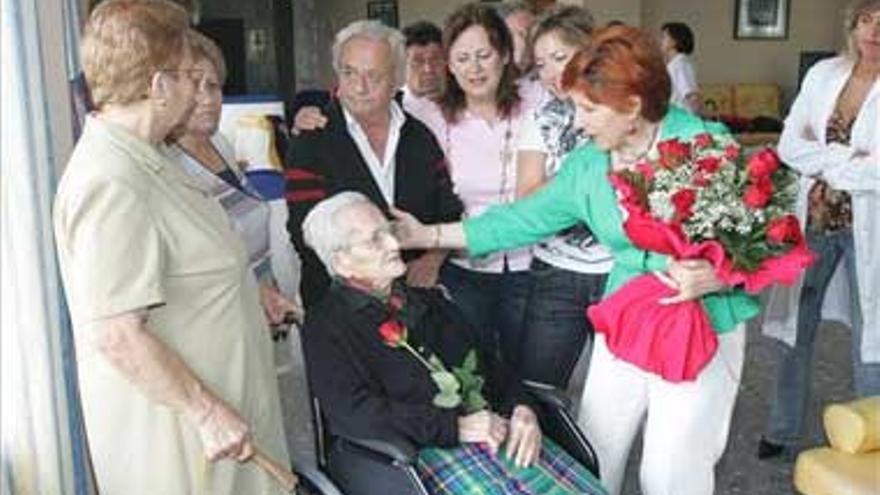 Flores para una centenaria y trofeos para pescadores