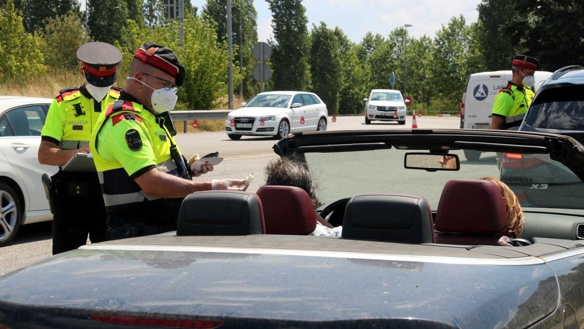 Una patrulla dels Mossos d&#039;Esquadra fent un control d&#039;alcoholèmia a la sortida de Girona Oest de l&#039;autopista AP 7