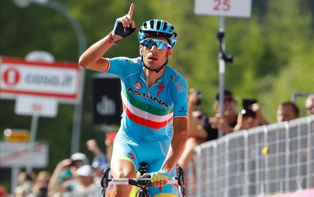 segea34059824 italy s vincenzo nibali of team astana celebrates 160527173256