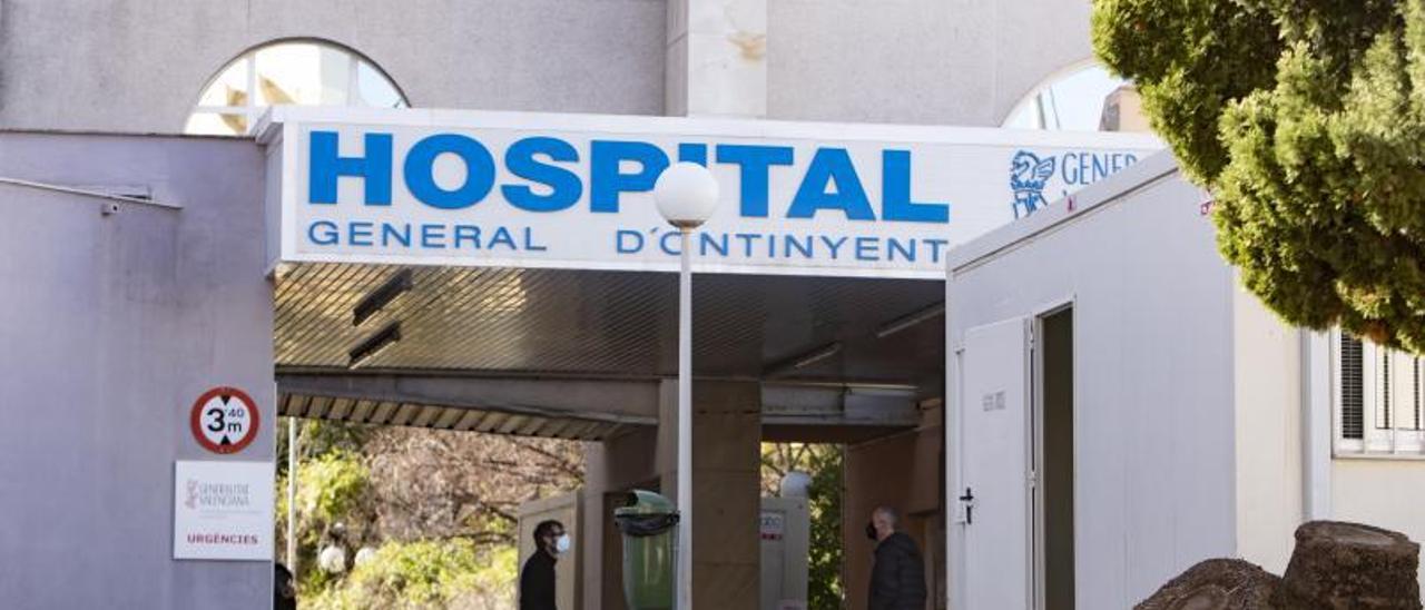 Una de las entradas del hospital de Ontinyent, en una imagen de archivo. | PERALES IBORRA