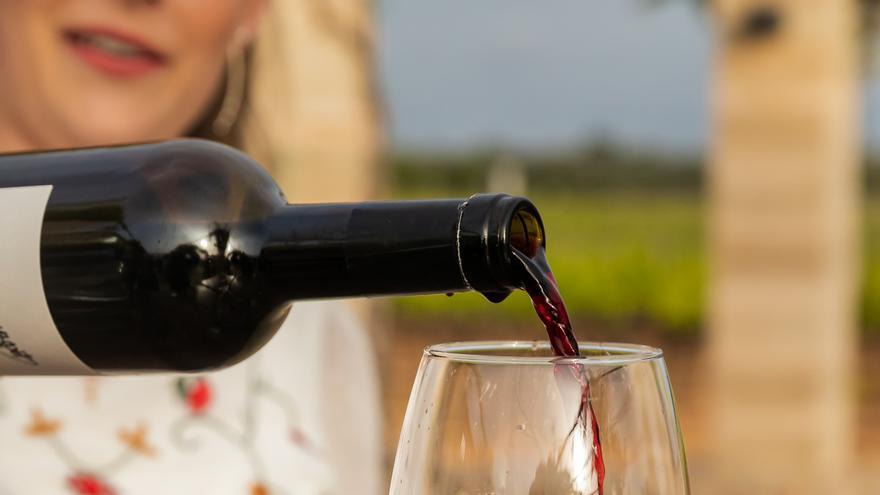 Unbekannter verschüttet Wein im Wert von 2,5 Millionen Euro