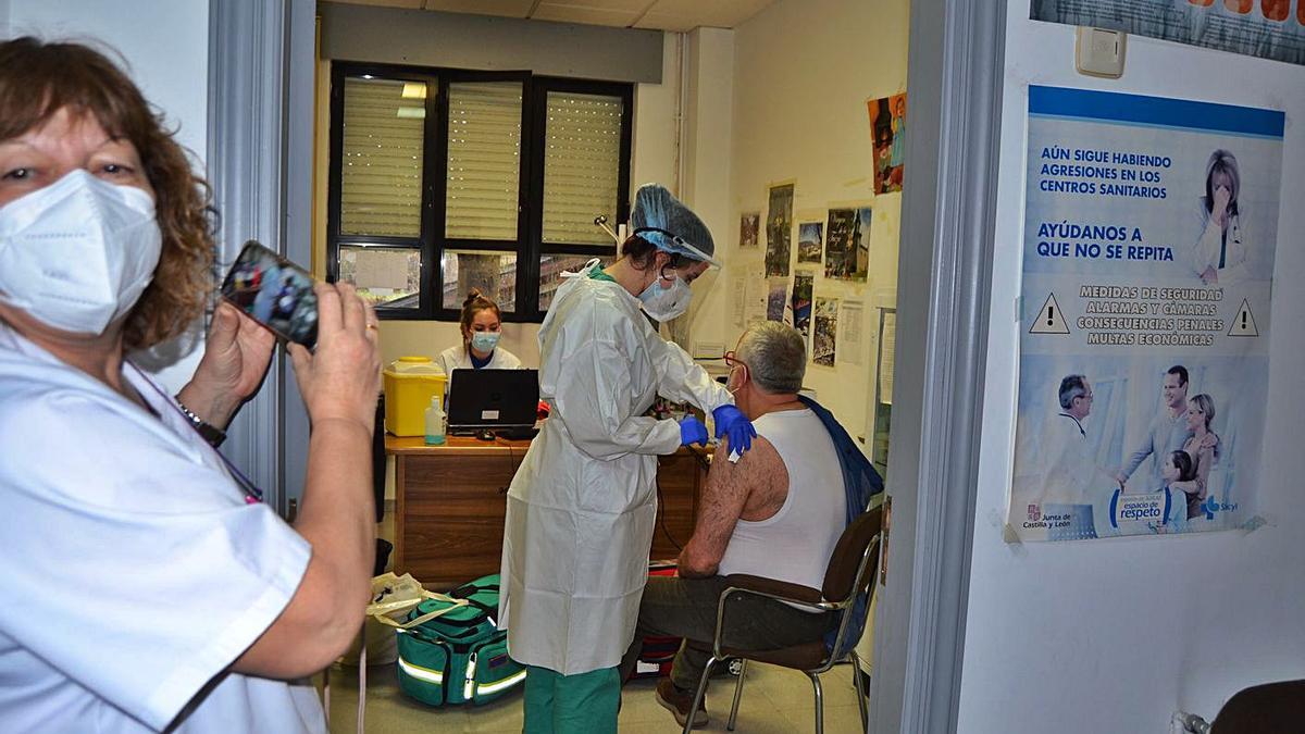 Personal sanitario de Puebla de Sanabria vacuna a un usuario de la zona.