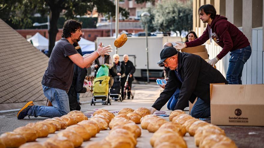 El Teatre de La Passió d&#039;Olesa de Montserrat crea una catifa amb 500 pans per estrenar la nova temporada