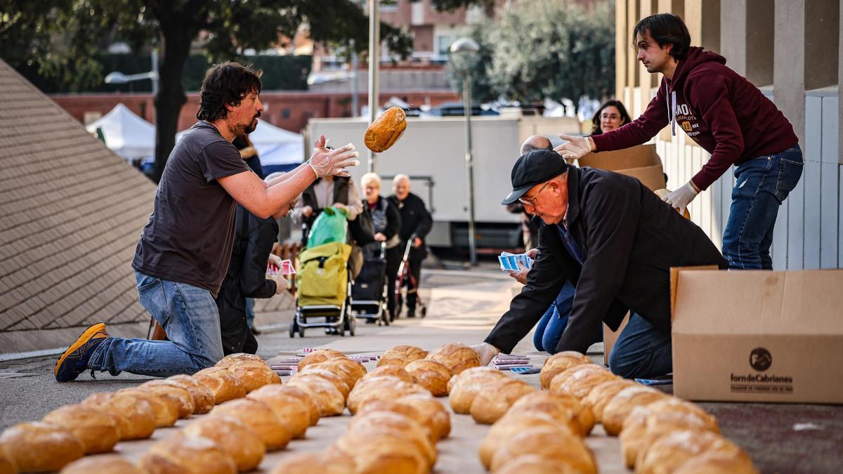 El Teatre de La Passió d'Olesa de Montserrat crea una catifa amb centenars de pans per estrenar la temporada d'enguany