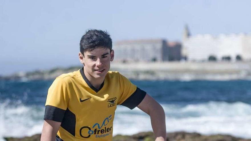 Jacobo Garrido posa en la playa de Riazor.