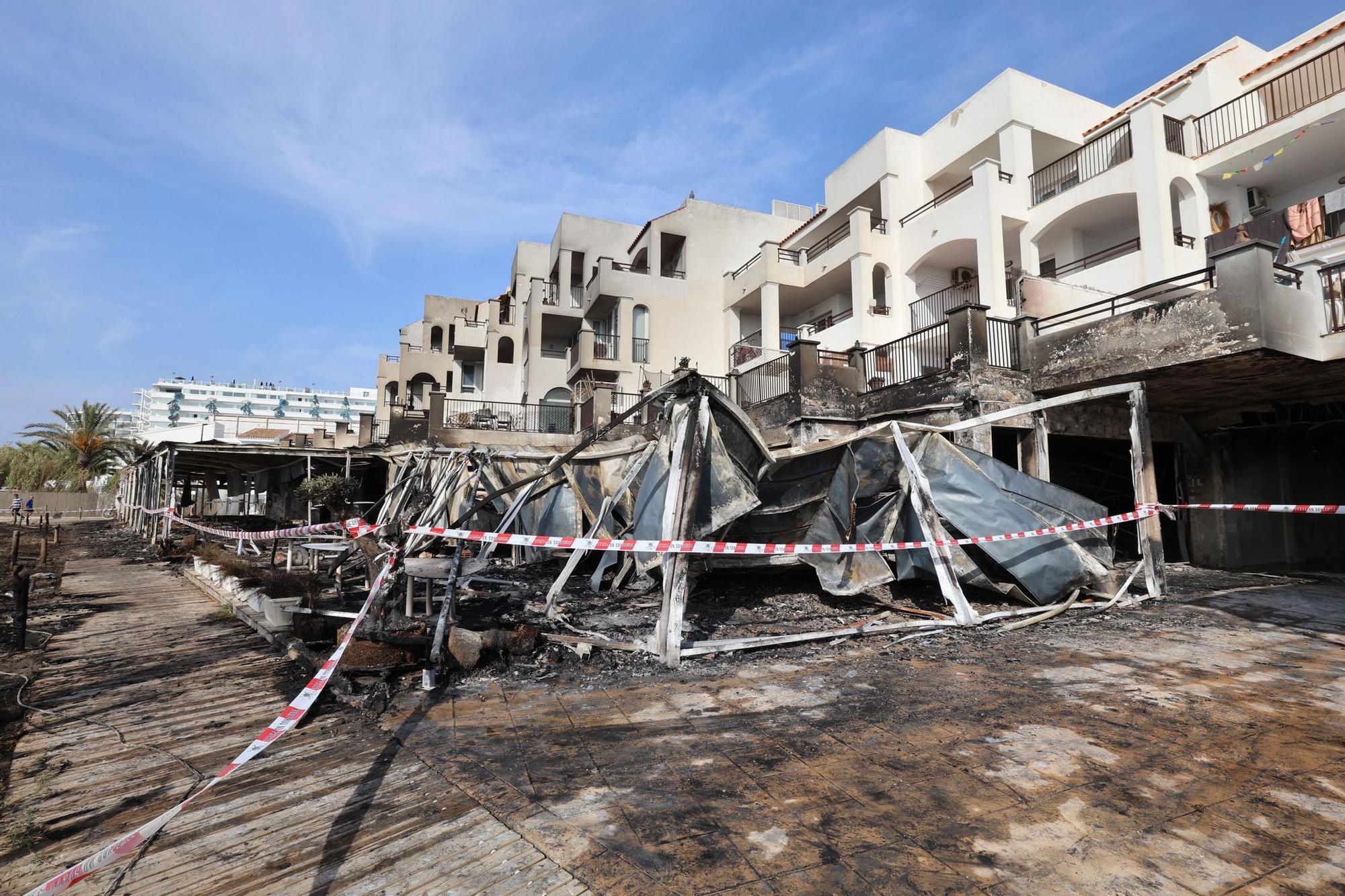Todas las imágenes del devastador incendio en una zona de ocio de Ibiza